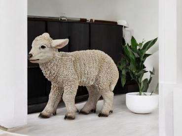 Preview: Dekoration für Frühling und Ostern: Elegantes stehendes Lamm, 28 cm